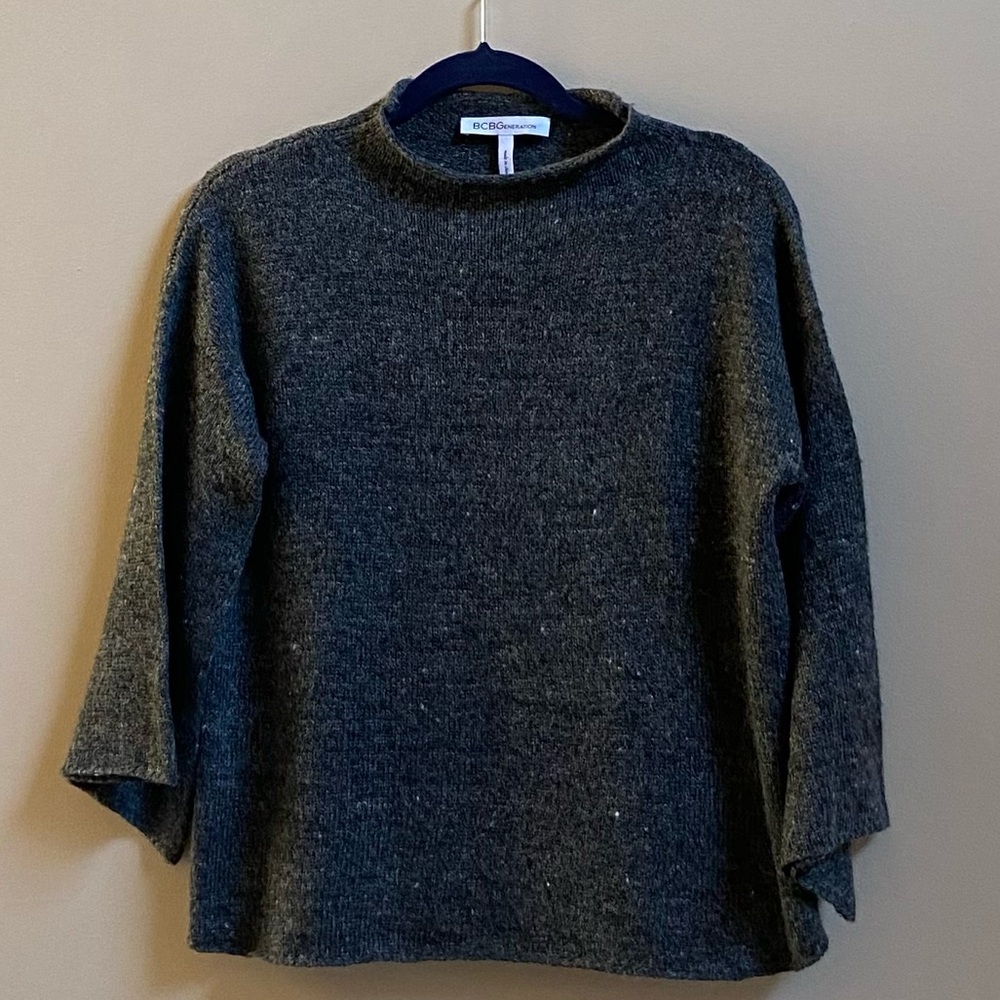 BCBGENERATION WOMENS SWEATER/GRAY/BLACK/ SIZE XS. USED.